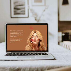 Femme illustrée soufflant un bisou sur un écran d’ordinateur avec un message de remerciement pour les réseaux sociaux extrait de mon ebook sur les micro-habitudes