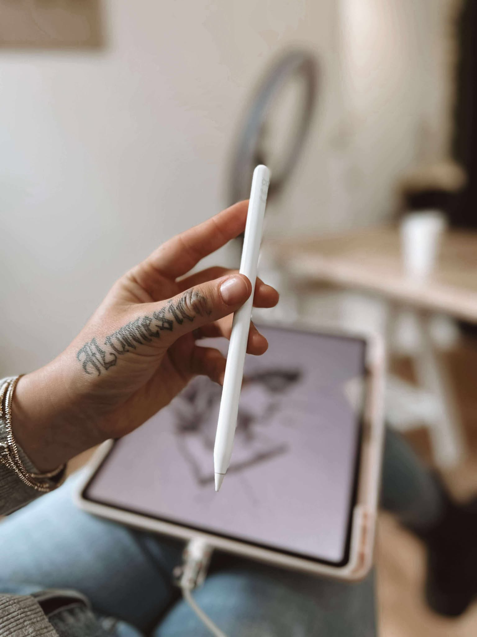 Neska dessinant sur sa tablette un modèle de tatouage unique